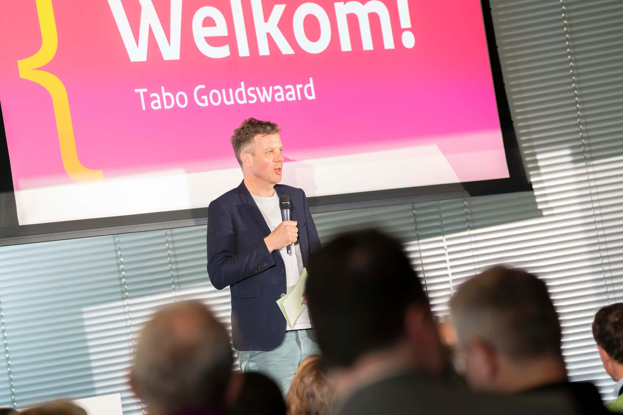 Dagvoorzitter Tabo Goudswaard heet alle deelnemers welkom