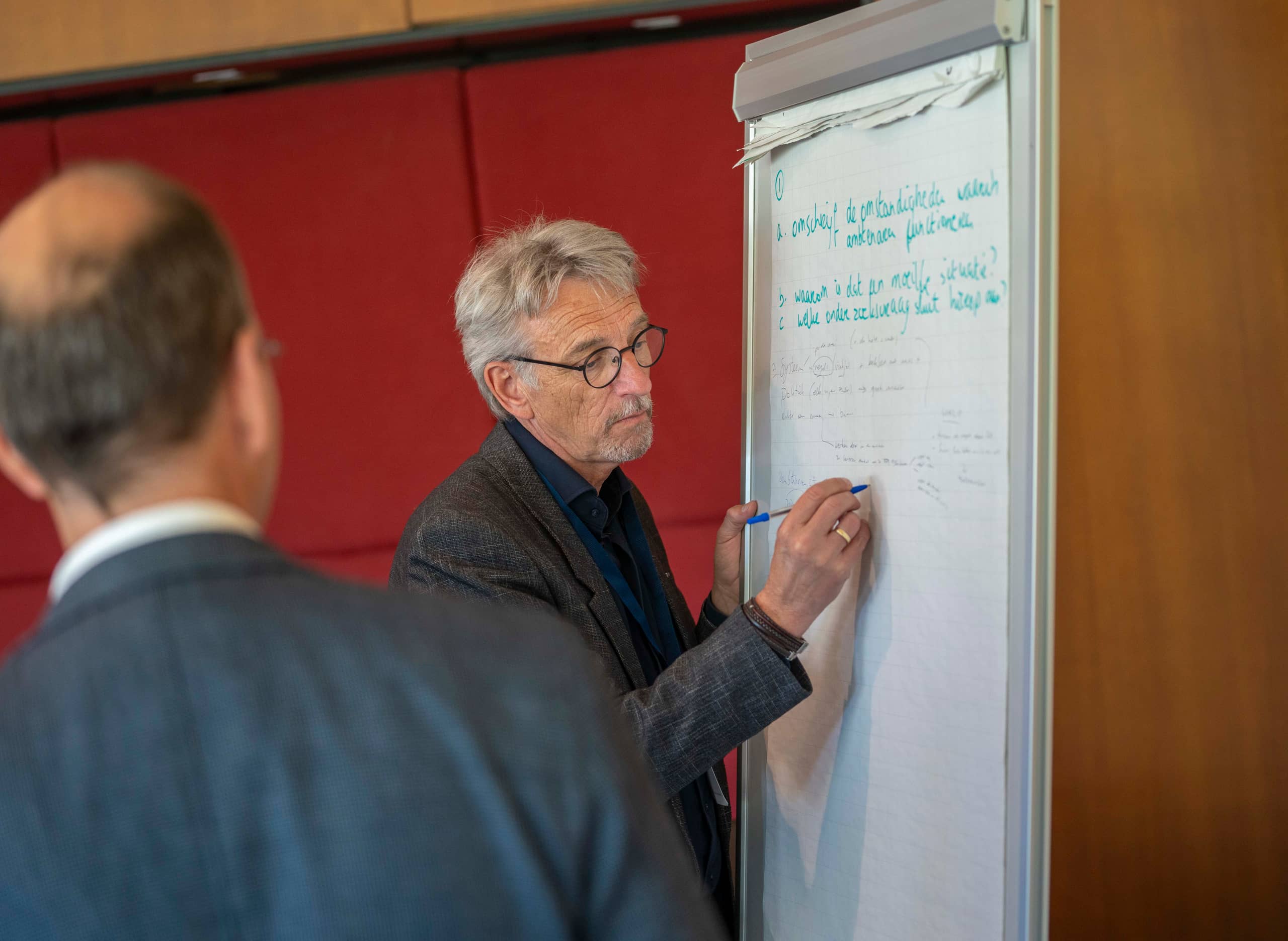 Erik Pool begeleid een groep
